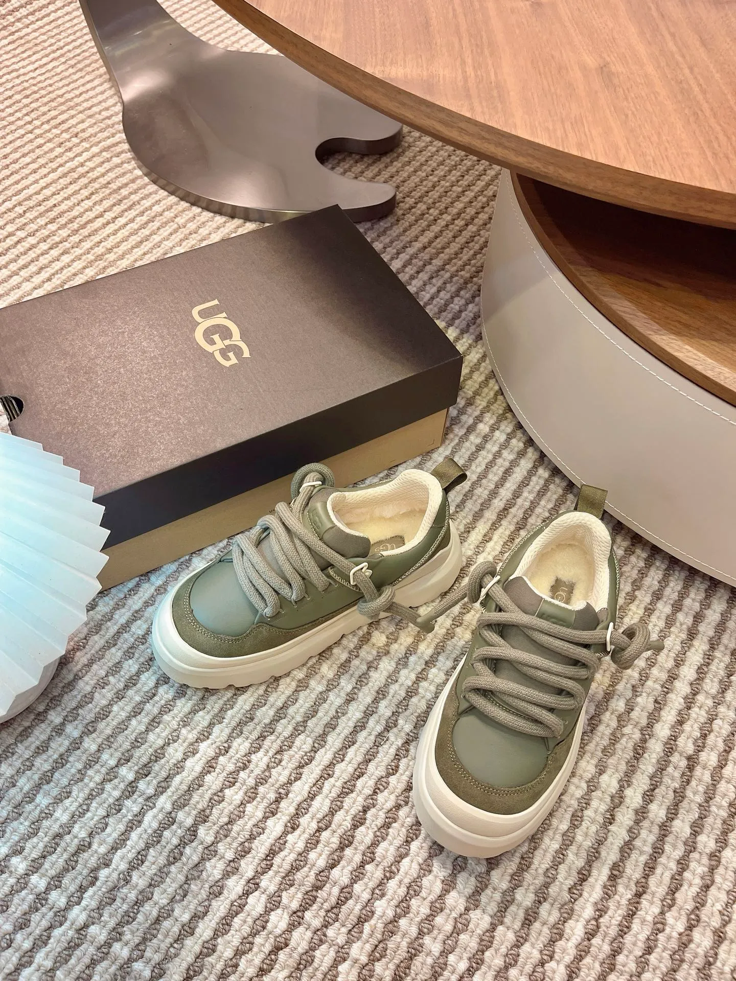 [UGG] P: 600💰 Couple shoes Size: Women's size 35-40 / Men's size 40-44 ugg top quality G131 What you see is what you get UGG new autumn and winter couple series cotton shoes snow boots cotton shoes fur shoes As a leading brand, this new pair also continues its consistent concept of comfort. It is light and comfortable on the feet, as if stepping on clouds. Moreover, its sole is made of EVA material, which is non-slip and wear-resistant. It is stable whether walking or running. You no longer have to worry about tired feet from walking! In addition to comfort, the design of this new pair is also super fashionable! The simple lines and smooth tailoring can be matched with both casual wear and formal occasions. Moreover, the plush decoration on the upper is the finishing touch, making the whole pair look more cute and playful. It is definitely a must-have item for trendy women! Upper: nubuck leather lining: wool